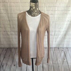 Lightweight knitted cardigan.